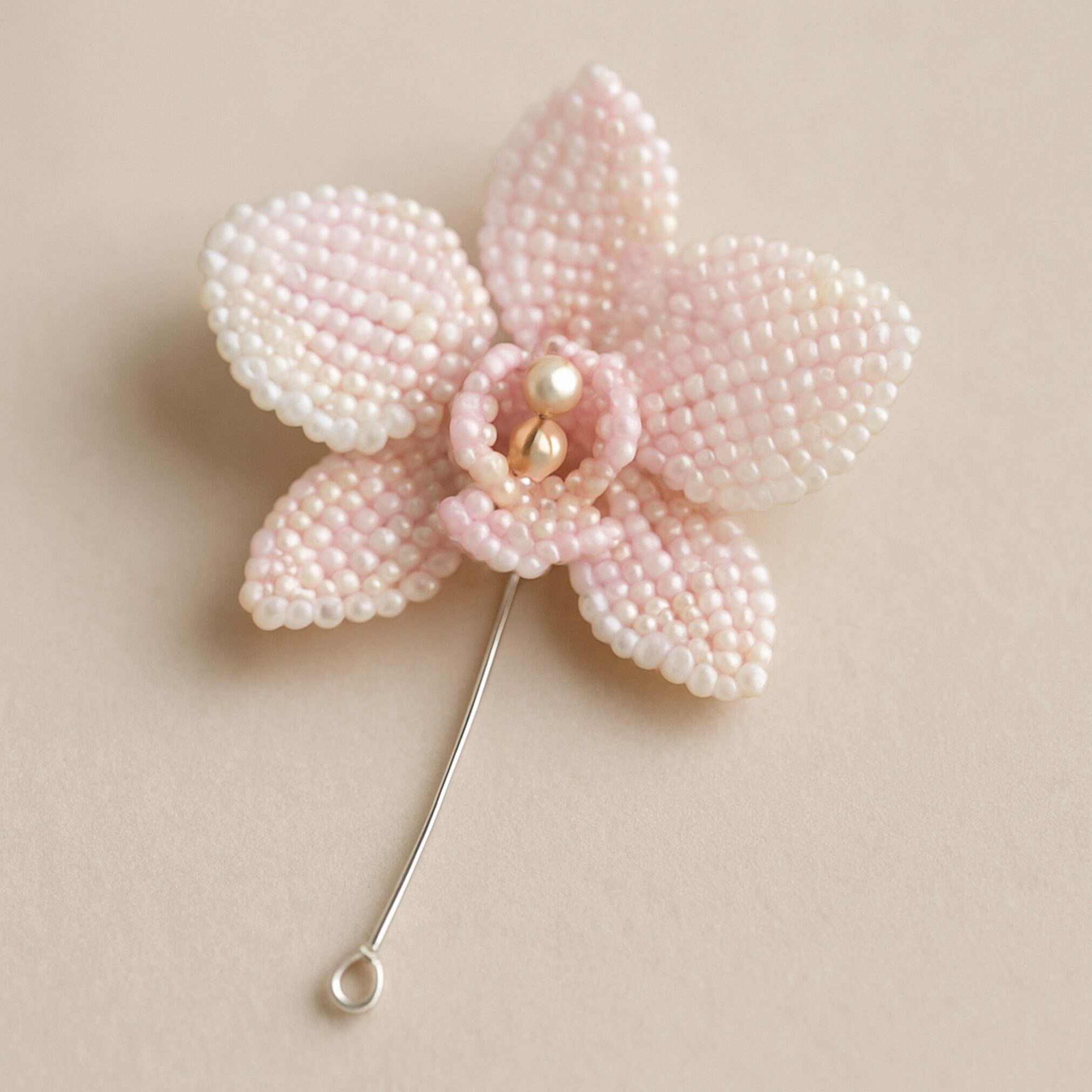 Макрофото орхідеї з бісеру Miyuki Delica 11/0 на дротяному стеблі - ручна робота для кольє, пастельні рожеві й перламутрові відтінки