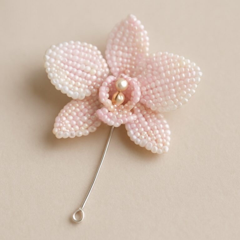 Макрофото орхідеї з бісеру Miyuki Delica 11/0 на дротяному стеблі - ручна робота для кольє, пастельні рожеві й перламутрові відтінки