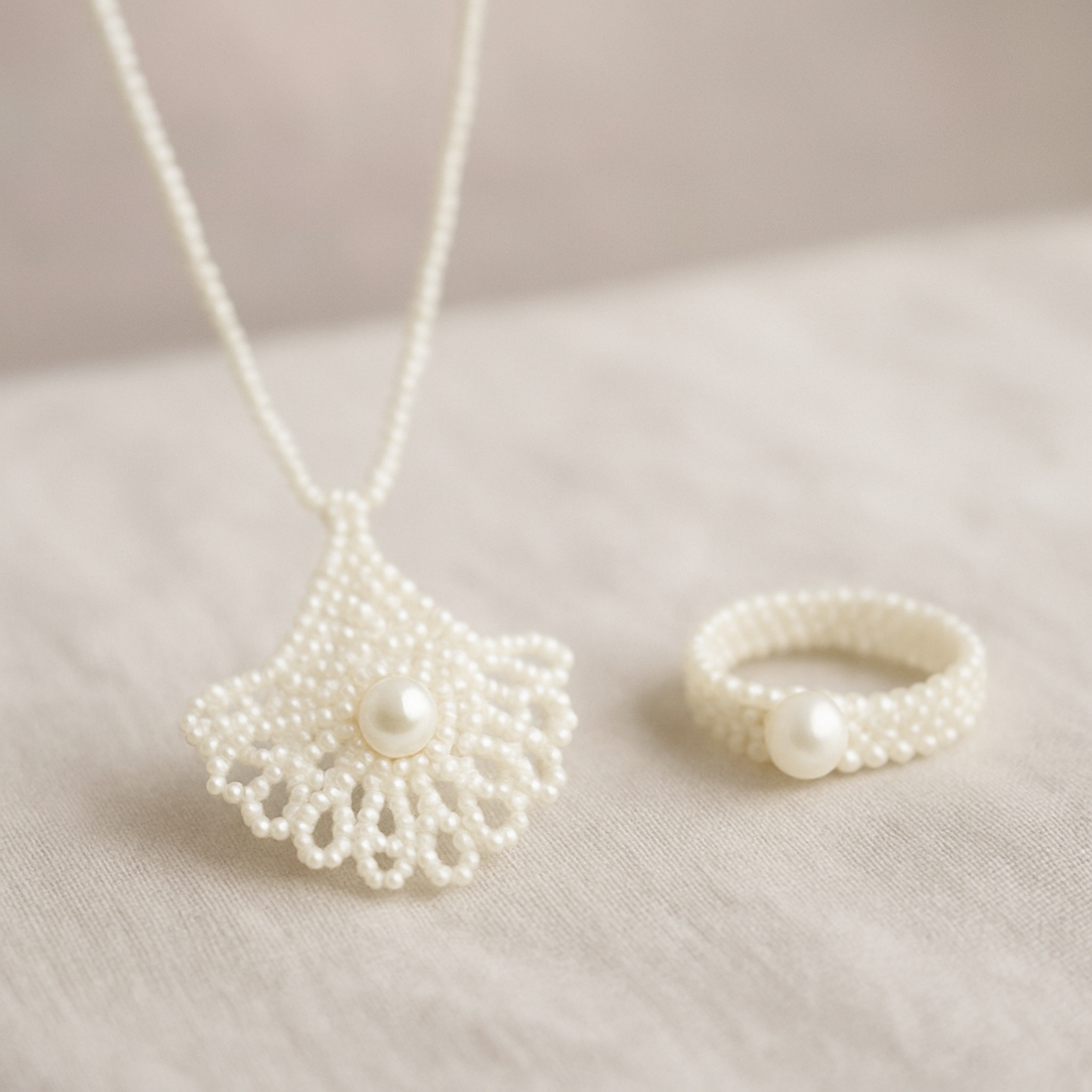 Покроковий майстер-клас: фантазійний кулон і перлинне кільце з білого бісеру для весілля за вихідні